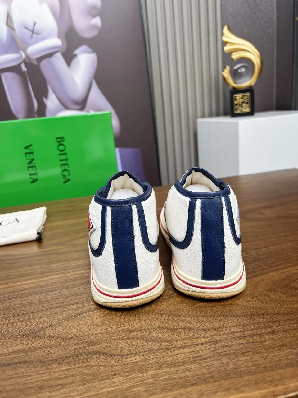 Men's men's shoes 💰520💰 Bottega Veneta BV's latest Eliot series retro basketball shoes casual sports canvas shoes 🔥Become a god when it is launched!🔥 Inspired by retro basketball sneakers, the color combination highlights youthful vitality and perfectly interprets the theme of youth and childlike innocence. The details are also very particular. The summer canvas brings excellent durability and comfort. Designs such as calfskin trim, rubber toe caps and hand-painted retro red lines are full of retro feel. The round toe and convex sole add a modern feel and are suitable for various styles. Easily create a fashionable atmosphere. The upper foot is the focus...can be worn as a couple's shoes...The red lines on each shoe edge are hand-painted, which adds more taste and attitude! ✦Fabric: Original customized high-density canvas + cowhide ✦Inner lining: original customized breathable canvas ✦Insole: movable latex cowhide insole ✦Sole: original molded non-slip and wear-resistant TPU material ✦Sole thickness: 3cm ✦Number of sizes: female size 35--40, female 40 is customized and non-returnable ✦Number: male size 39--45, male 45 is customized and non-returnable